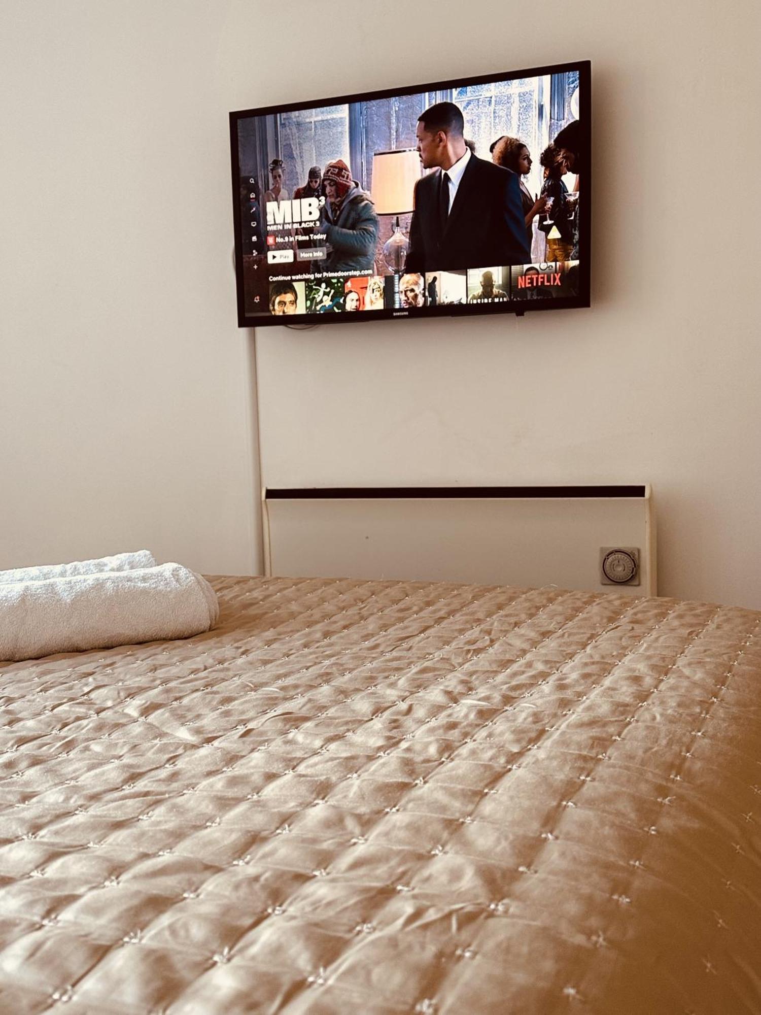 Deluxe City Apt, Beautiful River View,Free Parking No Balcony Leeds  Dış mekan fotoğraf